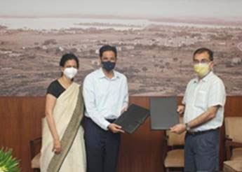 A group of people wearing masks

Description automatically generated with medium confidence